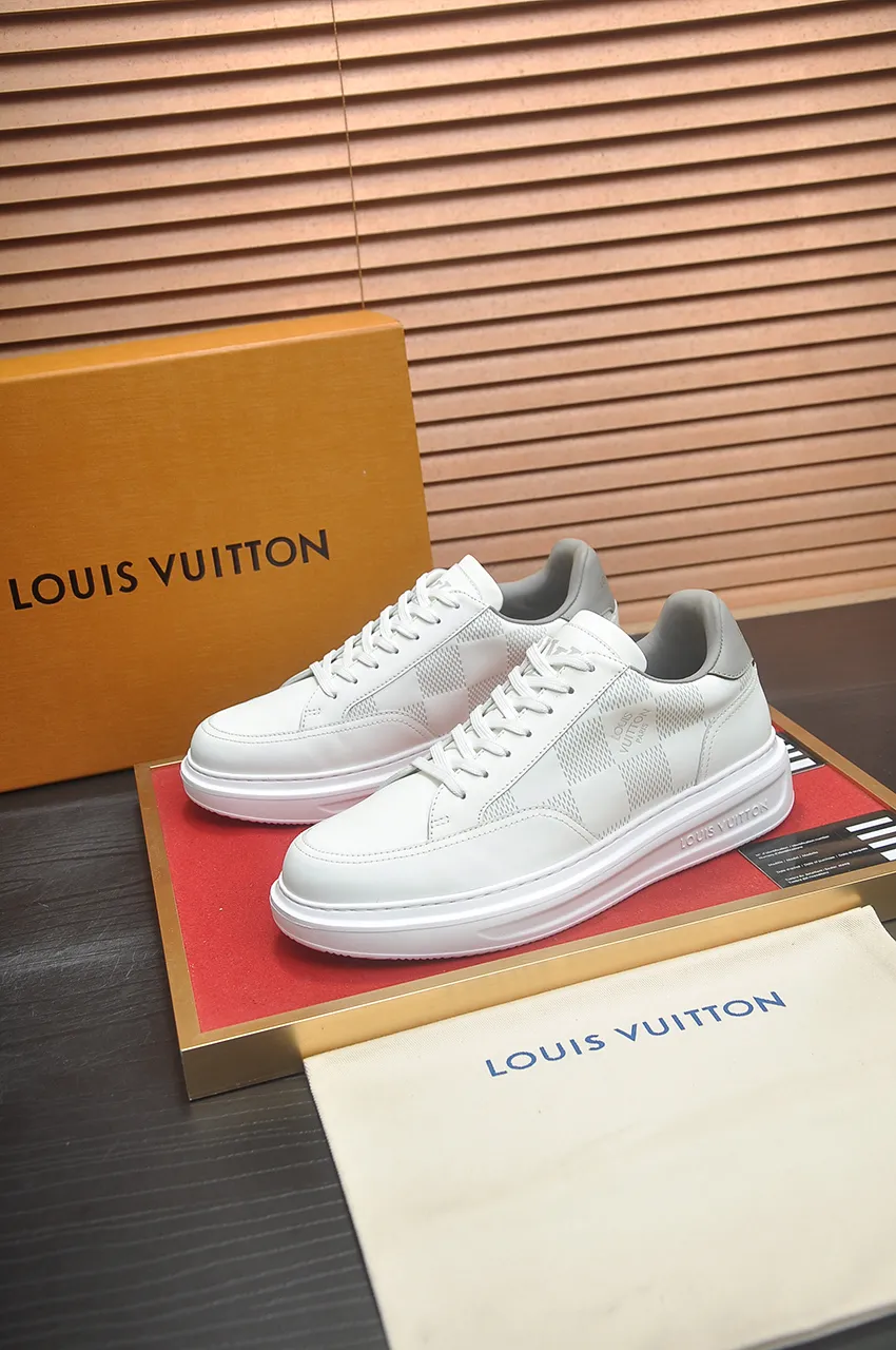 Men's men's shoes 💰640💶Original development, quality shipping, welcome to compare - LV sneaker series sports shoes introduce the loose silhouette of the ready-to-wear series into the spring and summer men's wear shows and make an eye-catching appearance. The cow leather upper is combined with rough fabric laces, and colorful beading highlights the brand's classic elements. LV letters mark the tongue and Monogram floral outsole. Mixed materials Made of top-grain cowhide, thick shoelace design, large Monogram print on the side, mesh lining and cotton feet, the comfort is as extreme as ever, premium heritage, quality first, worth owning! Size: Men’s 38-45 (45 is custom-made and cannot be returned or exchanged)